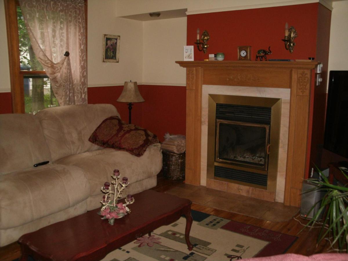 Ici Et Maintenant Bed & Breakfast Magog Exterior photo