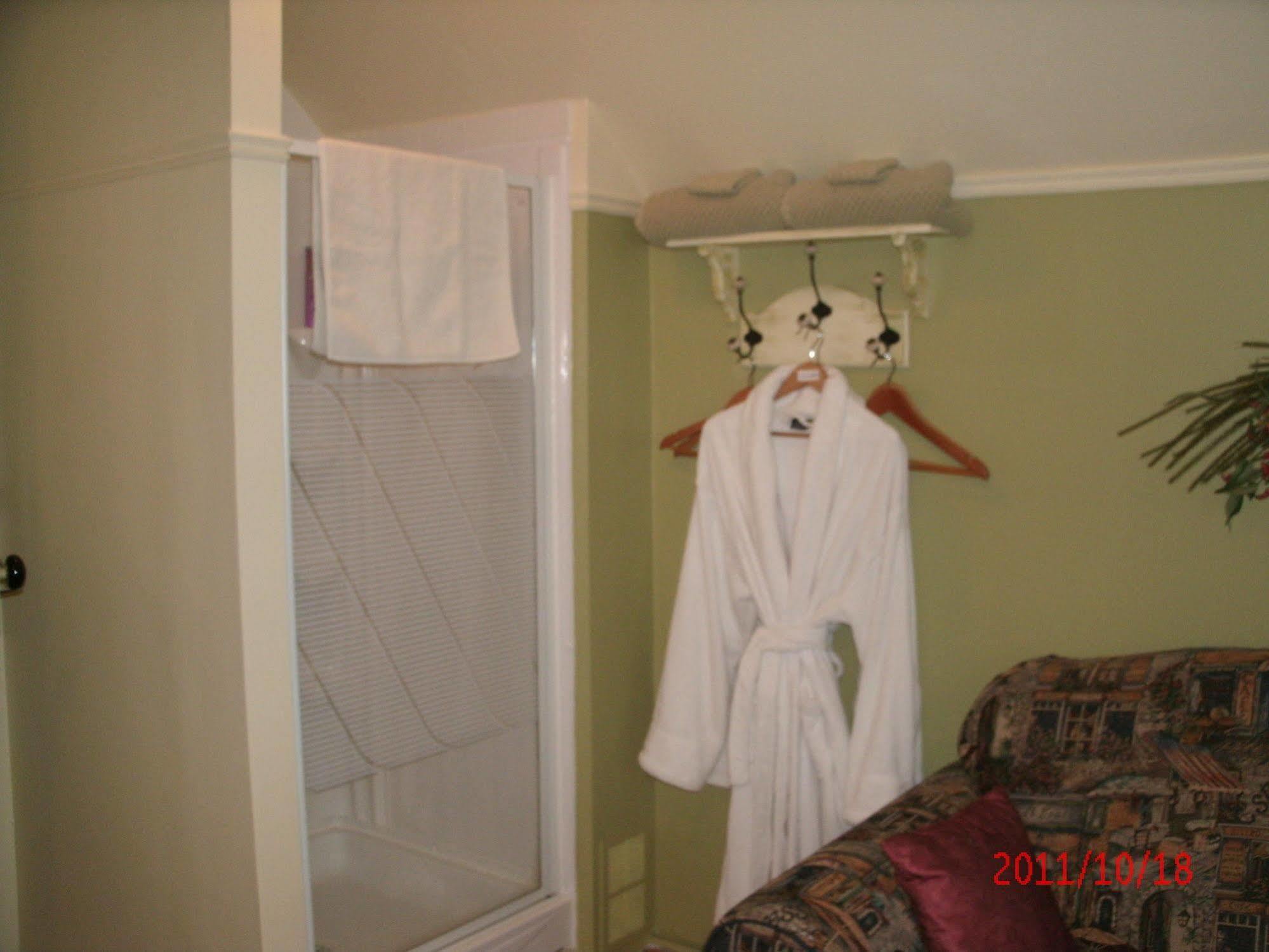 Ici Et Maintenant Bed & Breakfast Magog Exterior photo