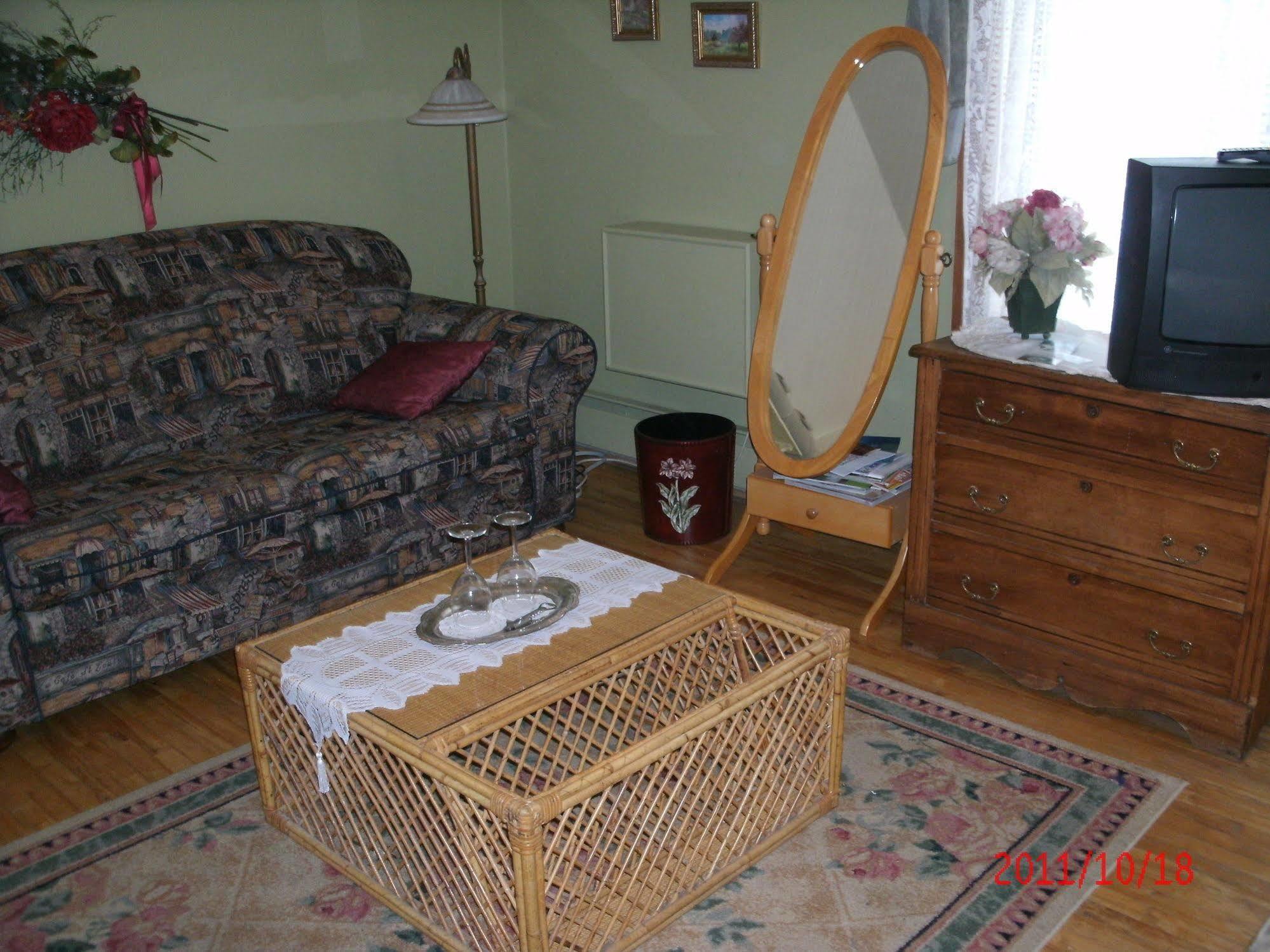 Ici Et Maintenant Bed & Breakfast Magog Exterior photo